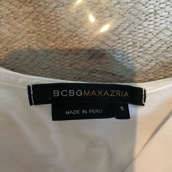 BCBG White v-neck top - Picture 7 of 9